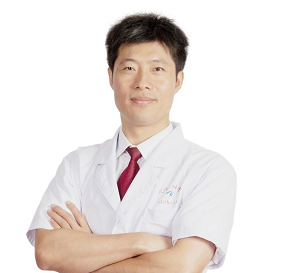 厦门眼科中心屈光中心揭黎明主任：近视不是想做就能做，须进行术前检查判断1.png