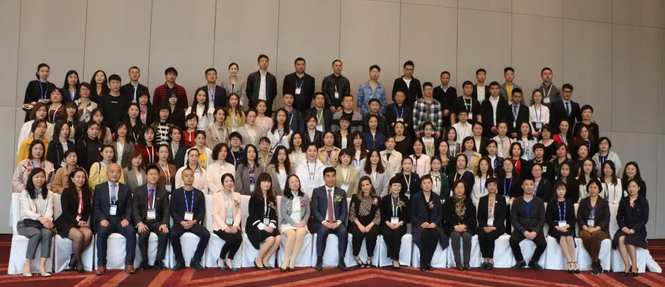 4月26日至28日，2019蔡司屈光中国用户会在北京如约举行，分享 激光屈光手术技术和经验，携手共同提升手术质量，为患者提供更 的医疗服务。华厦眼科医院集团派出多人组成的专家团队参会，与来自全国各地的眼科同仁深入探讨交流，碰撞思想火花，分享 严谨的学术观点，展现出了华厦人强劲的学术风采2.png