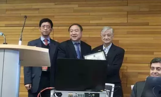 继黎晓新教授之后，来自厦门眼科中心的赵堪兴教授也获得美国眼科学和视觉科学研究大会2019年中国-ARVO眼科高峰论坛杰出领袖奖(Outstanding Leadership Award)2