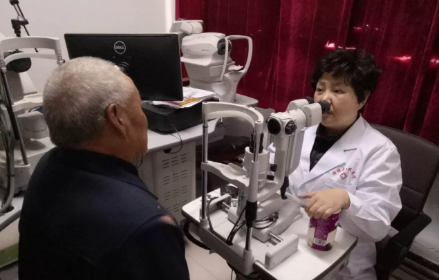 13日，厦门眼科中心白内障专科的李立梅博士所带领的医疗小组，在抵达隆德后就直奔县人民医院。13日、14日两天，医疗小组接连为14位老年白内障患者实施了“白内障超声乳化+人工晶体植入术”，让他们有机会重见光明3.png