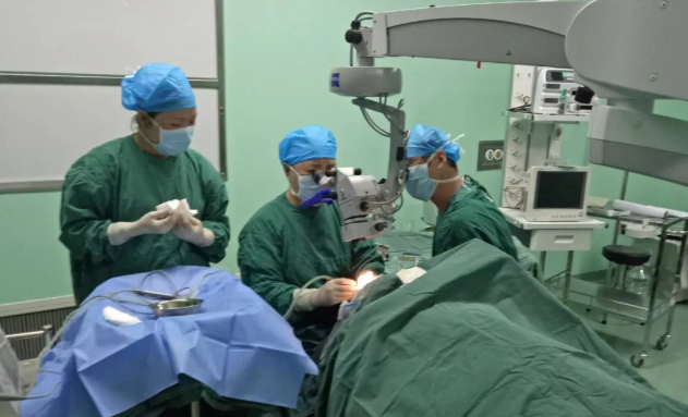 13日，厦门眼科中心白内障专科的李立梅博士所带领的医疗小组，在抵达隆德后就直奔县人民医院。13日、14日两天，医疗小组接连为14位老年白内障患者实施了“白内障超声乳化+人工晶体植入术”，让他们有机会重见光明4.png