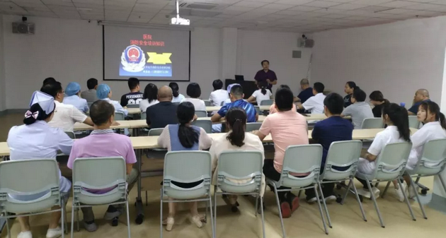 5月15日，厦门眼科中心龙岩眼科医院邀请了旭升消防安全培训学校傅燕敏教官到医院对全体员工开展了消防知识讲座及逃生疏散演练。以切实加强医院消防安全管理工作，预防医院火灾事故的1.png
