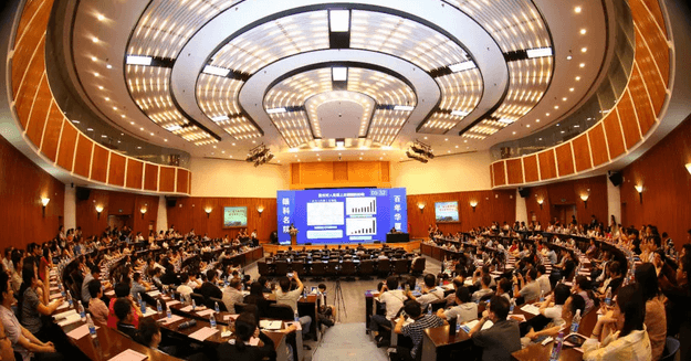 眼科界“ 强大脑”登鹭，掀起“头脑风暴” ——第五届华厦眼科环球论坛召开1.png