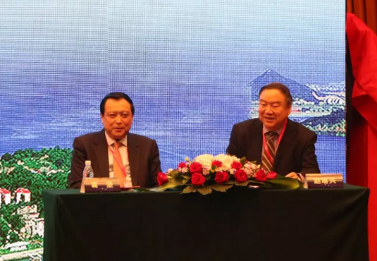 眼科界“ 强大脑”登鹭，掀起“头脑风暴” ——第五届华厦眼科环球论坛召开2.png