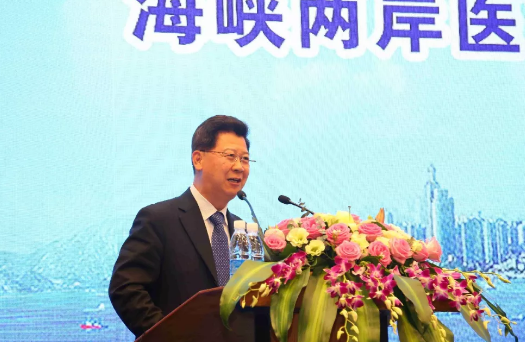 鹭岛初夏，钟灵毓秀;四海宾朋齐聚厦门。对他们来说，时节带来繁花似锦并非意中物，比美景更吸引他们的，是一场全球眼科医学的群英会——第五届华厦眼科环球论坛于鹭岛之滨召开。论坛主席由黎晓新、赵堪兴、葛坚、刘祖国共同担任。大会还邀请了海峡两岸医药卫生交流协会会长王立基;厦门市卫生健康委员会副主任孙卫;厦门市医学会副秘书长柳辉;中华医学会眼科学分会副主委、重庆医科大学附属第*医院副院长杨培增教授;4.png