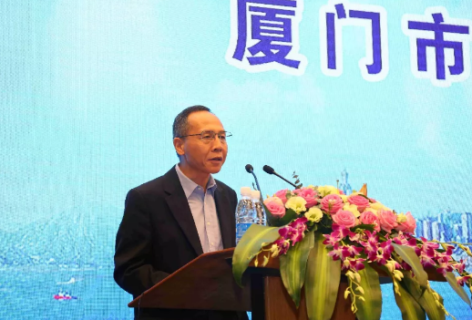 鹭岛初夏，钟灵毓秀;四海宾朋齐聚厦门。对他们来说，时节带来繁花似锦并非意中物，比美景更吸引他们的，是一场全球眼科医学的群英会——第五届华厦眼科环球论坛于鹭岛之滨召开。论坛主席由黎晓新、赵堪兴、葛坚、刘祖国共同担任。大会还邀请了海峡两岸医药卫生交流协会会长王立基;厦门市卫生健康委员会副主任孙卫;厦门市医学会副秘书长柳辉;中华医学会眼科学分会副主委、重庆医科大学附属第*医院副院长杨培增教授;5.png