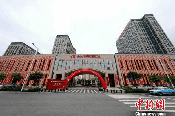 中新网厦门6月2日电 (杨伏山 林路遥)厦门大学附属厦门眼科中心与中国电信厦门分公司、华为技术有限公司2日在厦门举行5G应用示范医院合作框架协议签约仪式，共同打造中国内地领*的5G眼科智能应用示范医院，以“互联网+医疗”驱动数字医疗产业和服务升级4.png
