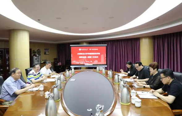 华厦眼科校企合作再结硕果!6月11日，天津职业大学华厦眼视光学院(以下简称华厦眼视光学院)揭牌仪式在天津职业大学举行。此前1天，华厦眼视光学院理事会召开，审议通过了理事会组成人员，以及学院章程、学院管理层候选人2.png
