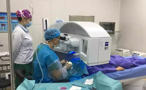 我为华厦眼科全飞秒代言之成都华厦眼科医院药房主任黄学芬：原本犹豫现在不再观望3.png