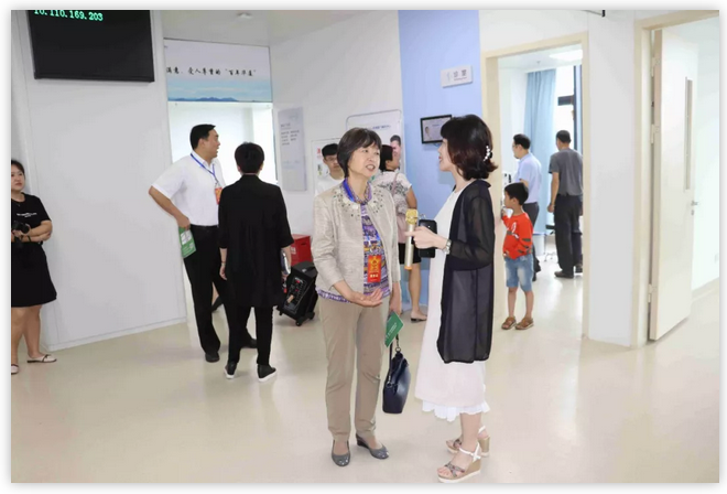 6月12日上午，厦门市思明区鹭江街道人大工委主任王国强、开元街道人大工委主任陈玉印等人大代表一行，走进华厦医疗园参观考察。华厦眼科医院集团董事长苏庆灿及院领*班子成员陪同。4.png