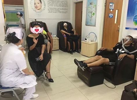 成都华厦眼科医院收治一患者：眼睛长满霰粒肿1.png