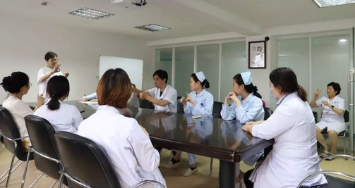 6月28日下午，上海和平眼科医院党支部医护手语培训课如期开始。自从医院开通“爱心助聋通道”以来，通过每一*次手语课程的学习，医护人员已经基本掌握了一些日常用语及简单的就医情景对话，并在手语老师的指导下开始尝试与聋人病患用手语交流2.png