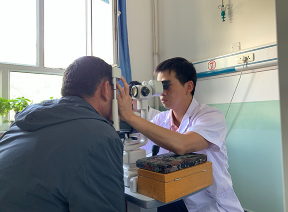 中国常州网：常州眼科专家陈兵“打飞的”赴尼勒克送“光明”3.png