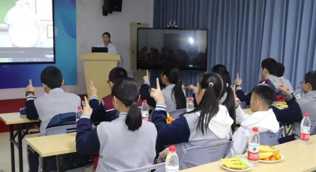 1月16日下午，厦门双十中学初一年段的同学们在老师们的带领下，走进厦门大学附属厦门眼科中心，一同探寻眼睛奥秘，开启一场“睛”彩的研学之旅。以拓展青少年视野，让青少年学习眼健康知识，提升学生们的爱眼意识2.jpg