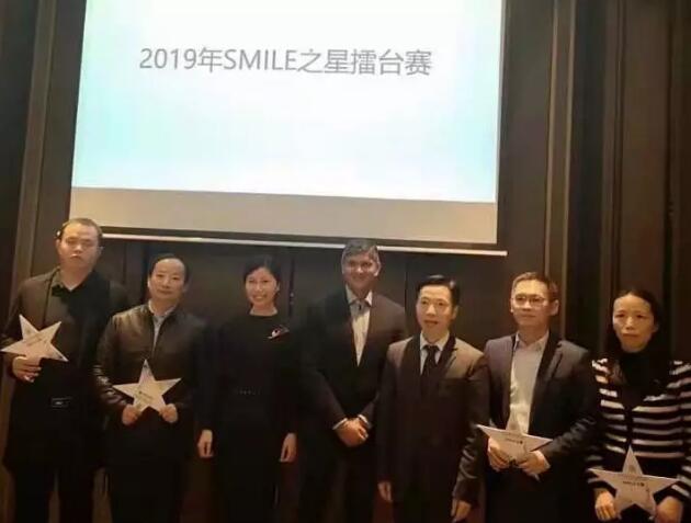 树形象、硬实力、大合作、新突破——福州眼科医院屈光科成绩单，过去的这一年，是福州眼科医院屈光科快速成长的一年，我们在困难中奋勇向前，只为帮助更多近视患者重获清晰视界;我们勇于改变与 ，在挥洒的汗水中证明团队与个人的强大实力。同时也要感恩每一位近视患者对我们的信任5.jpg