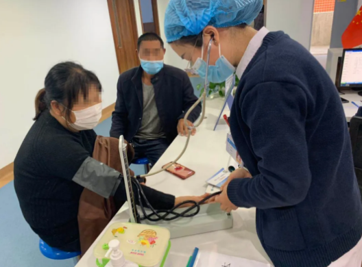 多年后，再回郑州华厦眼科医院向徐惠民院长“汇报”自己重获光明后收获的幸福1.png