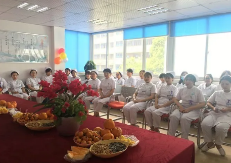 为了加强院内感控管理，使护理人员更加贴近患者，更利于护士自在的工作， 5月11日下午3点，成都华厦眼科医院全体护理人员齐聚会议室举行了脱帽仪式。2.png