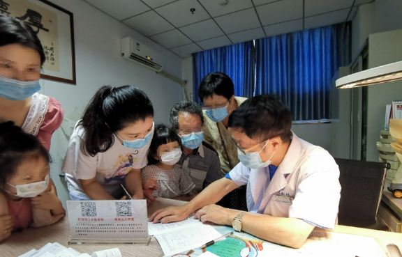 开学前合肥名人眼科医院斜弱视与小儿眼科“忙碌+温情”的就诊现场！1.png