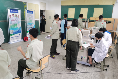 成都华厦眼科医院受邀视力筛查走进成都第36中学1.png