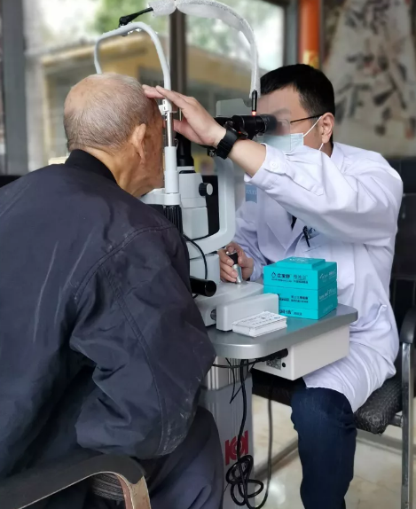 爱心传递进公园——莆田眼科医院爱眼护眼暖人心在凤凰山公园开展了“护眼爱眼进公园，情意暖人心”活动，主要服务项目包括眼视力测试、眼压、裂隙灯检查及白内障、翼状胬肉等眼科疾病筛查、眼保健咨询服务等2.png