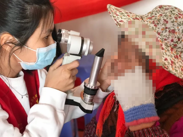 高山上的一抹志愿红—— 厦门眼科中心凤凰花“光明先锋”志愿服务队走进高山村落5.png