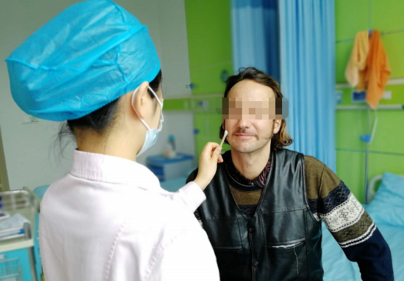 我看到了9个月亮，中国医生一招解决！“洋女婿”患白内障几近失明，在厦门眼科中心手术1.png