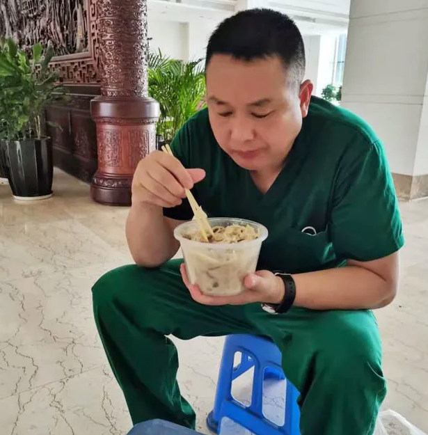 华厦眼科白衣英雄战“疫”背后的暖心故事3.png