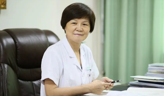 郑州华厦视光：“狠人”刘苏冰的3件宝：咖啡、止疼片、安眠药，让她时刻处在较佳状态。找她做近视手术，放心！1.png