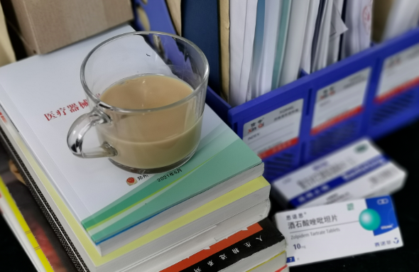 郑州华厦视光：“狠人”刘苏冰的3件宝：咖啡、止疼片、安眠药，让她时刻处在较佳状态。找她做近视手术，放心！2.png