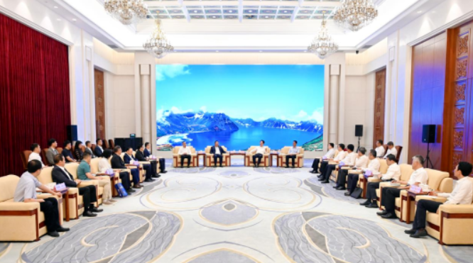 吉林省委书记景俊海、省长胡玉亭会见华厦眼科苏庆灿董事长等企业家考察团一行1.png