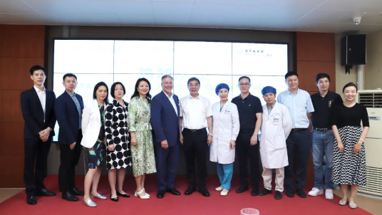 STAAR公司全球CEO跨越上万公里，与华厦眼科携手迈向“ICL手术”新时代1.png