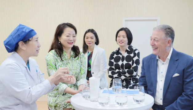 STAAR公司全球CEO跨越上万公里，与华厦眼科携手迈向“ICL手术”新时代3.png