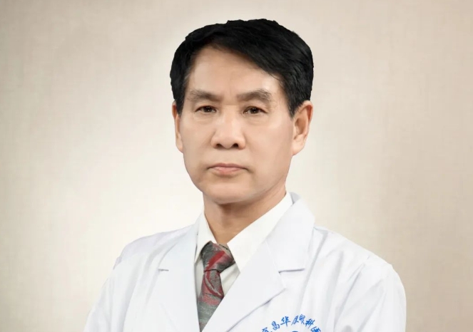 华厦眼科医生·医声——霍鸣：有口皆【医生·医声】霍鸣：有口皆碑的“光明掌门人”碑的“光明掌门人”