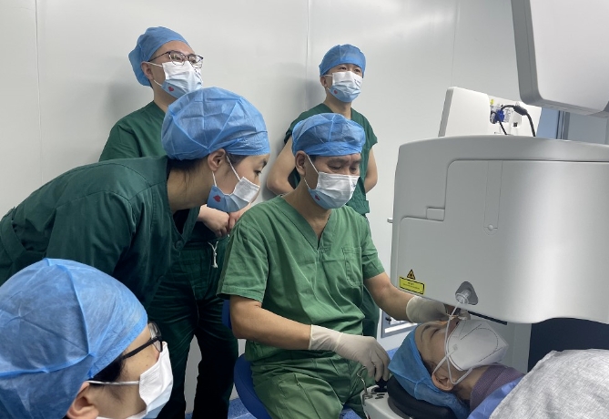 华厦眼科医生·医声霍鸣：有口皆【医生·医声】霍鸣：有口皆碑的“光明掌门人”碑的“光明掌门人”3.png