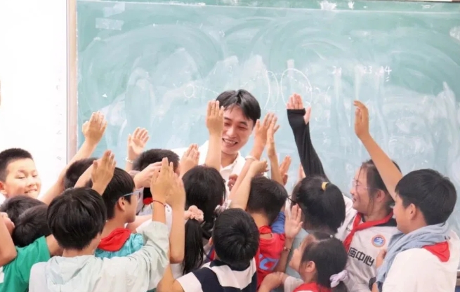 华厦眼科：聚焦“一老一小”，全力打造6月“华厦爱眼月”5.png