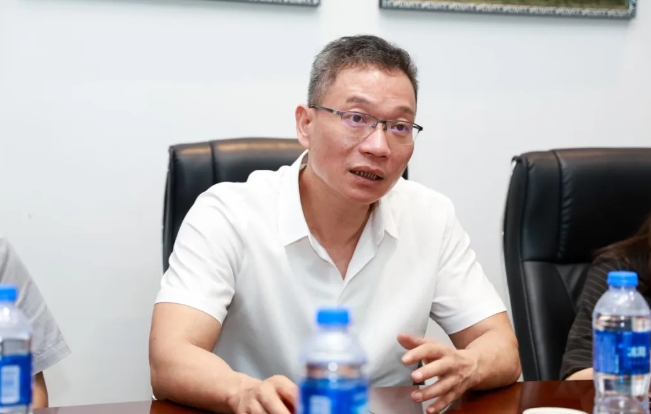 点滴爱心，点亮光明!中国华侨公益基金会领导莅临华厦眼科调研指导3.png